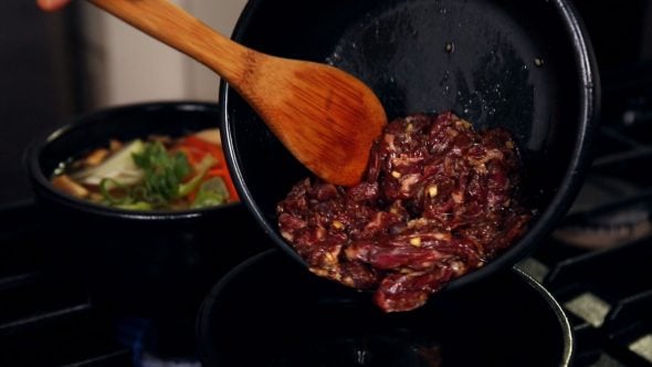 bulgogi stew in earthenware pot (ttukbaegi-bulgogi: 뚝배기불고기)