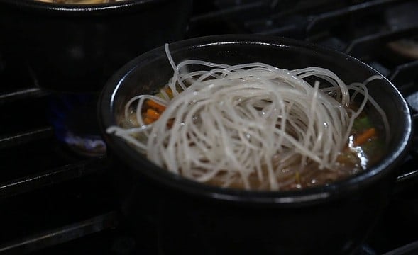 bulgogi stew in earthenware pot (ttukbaegi-bulgogi: 뚝배기불고기)