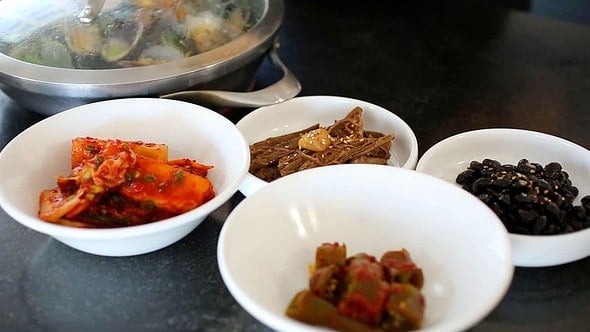 jogaetang (clam stew: 조개탕) table