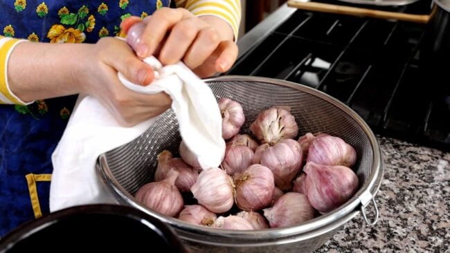 Cleaning garlic