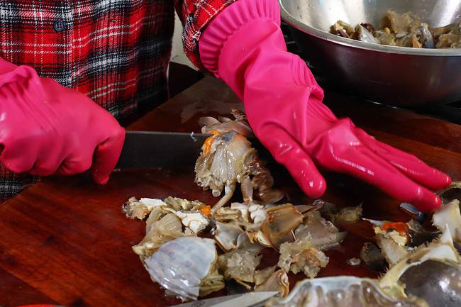 Cleaning crabs