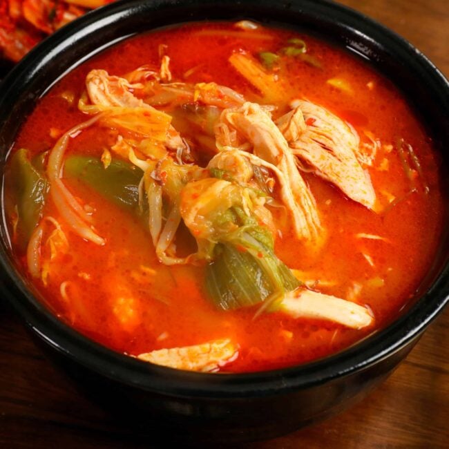 Korean spicy chicken and vegetable soup (dakgaejang: 닭개장)