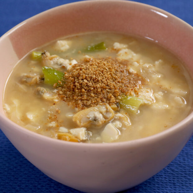 Dubu jogaetguk (tofu soup with clams)