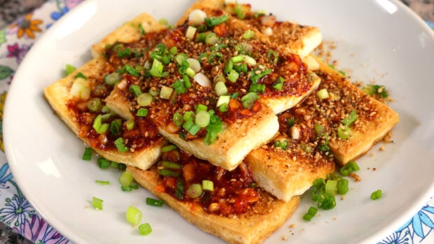 Pan fried tofu with spicy sauce Dububuchim-yangnyeomjang 두부부침양념장