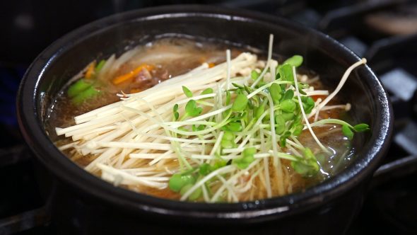 bulgogi stew in earthenware pot (ttukbaegi-bulgogi: 뚝배기불고기)