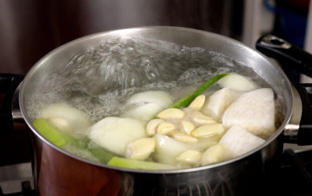 Boiling gomtang broth