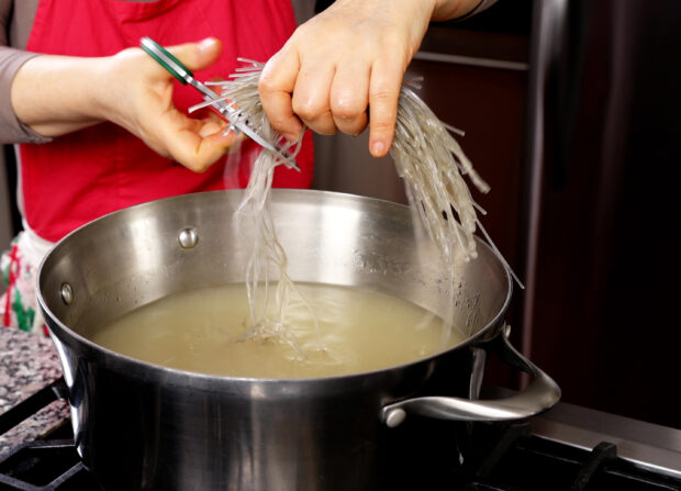 cutting noodles for gomtang