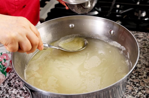 removing fat from broth for gomtang