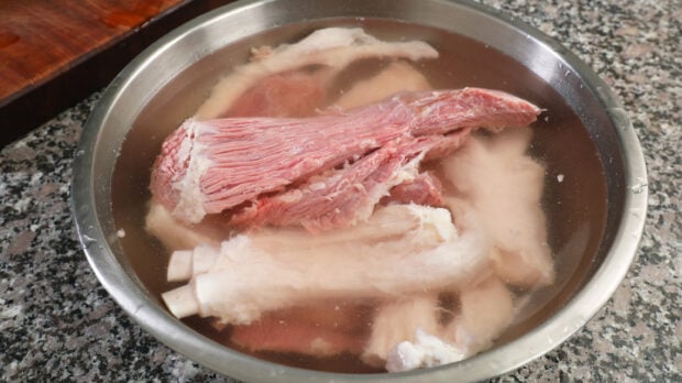 soaking meat and tendons for gomtang