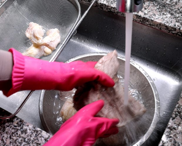 washing blanched meat for gomtang