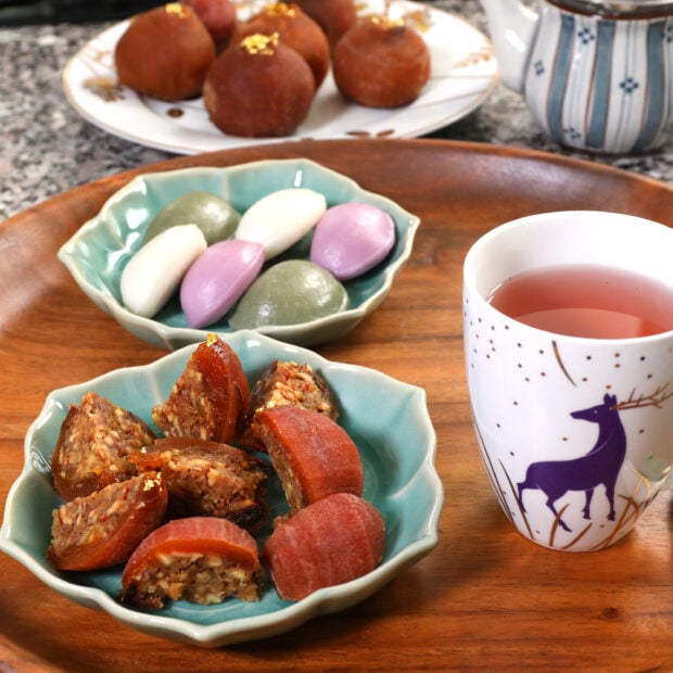 Gotgamdanji with tea and rice cakes