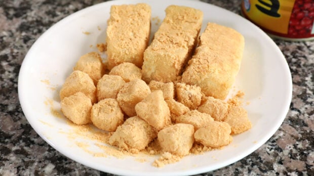 Korean rice cake coated in roasted soybean powder