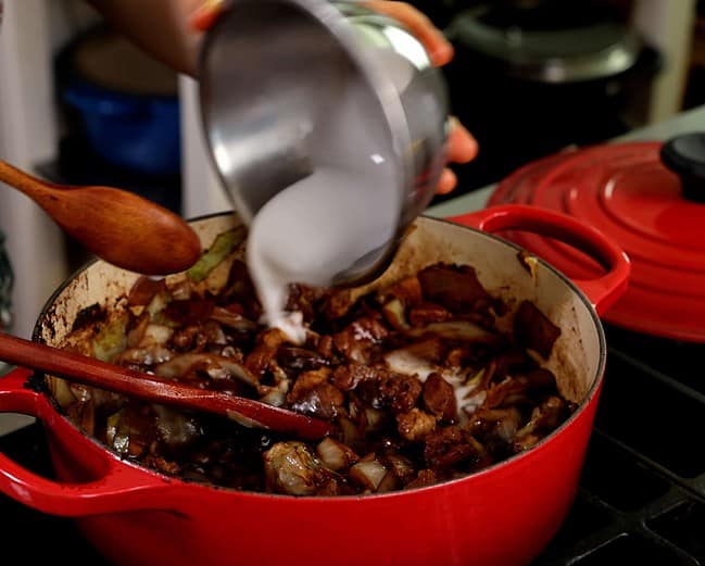 adding starch water to jjajang sauce