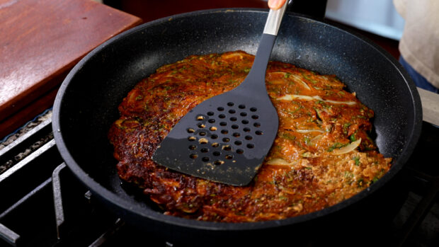 Frying kkaennip-jangtteok