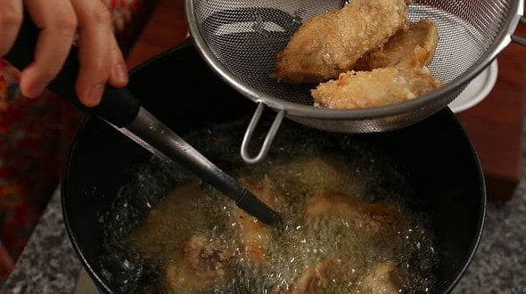 Korean fried chicken_frying