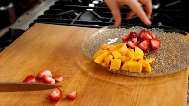 cutting mango into cubes