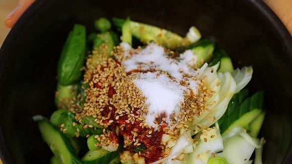 Spicy Korean cucumber salad (oimuchim: 오이무침)