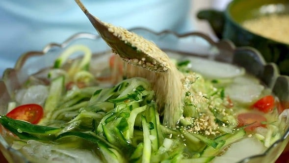 oi-naengguk (cold cucumber soup : 오이냉국)