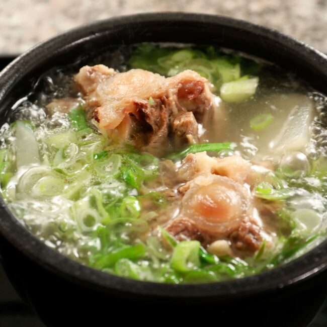 oxtail soup (sokkoritang: 소꼬리탕