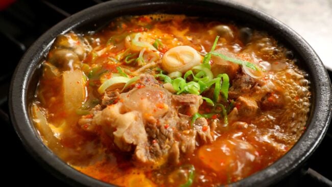 oxtail soup (sokkoritang: 소꼬리탕