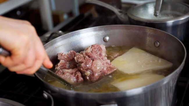 oxtail soup (sokkoritang: 소꼬리탕