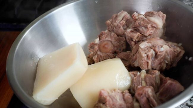 oxtail soup (sokkoritang: 소꼬리탕)