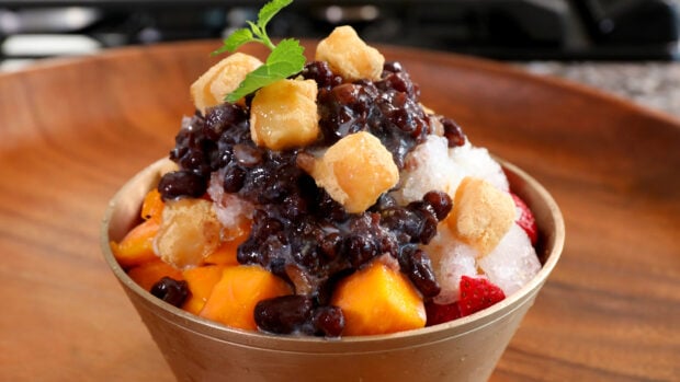 Korean shaved Ice with Sweet Red Beans and Fruits (Patbingsu: 팥빙수)