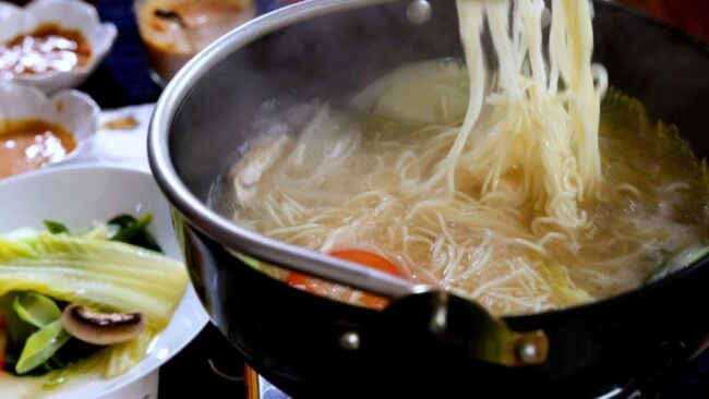 shabu-shabu adding noodles