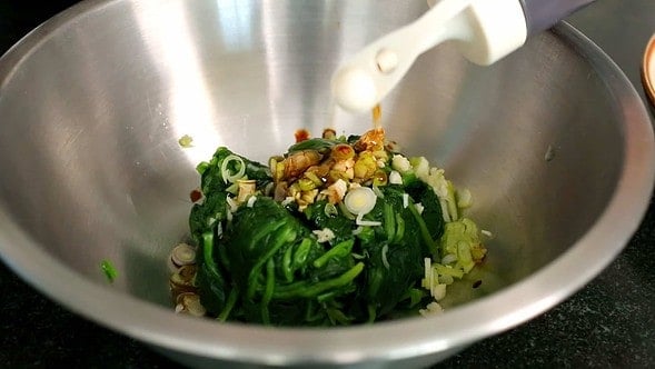 Korean sigeumchi namul (시금치 나물: spinach side dish)