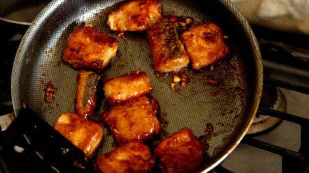 Pan-fried seasoned Spanish mackerel (samchi-yangnyeom-gui)