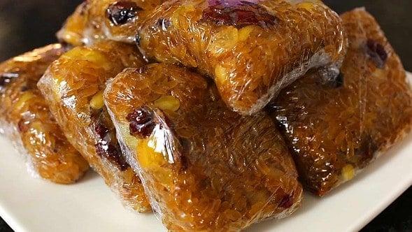 yaksik (Sweetened Rice with Dried Fruits and Nuts: 약식)