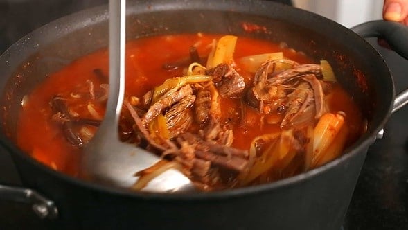 Korean spicy beef and vegetable soup (Yukgaejang:(육개장)